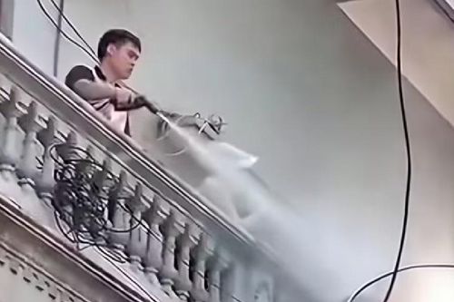 Khởi tố người đàn ông xịt nước vào thợ tháo dỡ ở Hà Nội