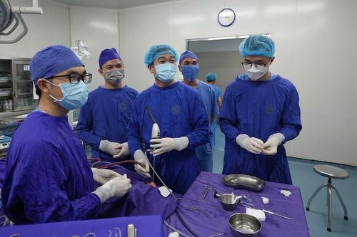 Lầm tưởng cận thị, nam sinh không ngờ có khối u hiếm xâm lấn vào nền sọ