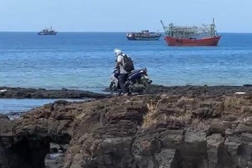 Du khách nước ngoài thản nhiên chạy xe máy lên cổng Tò Vò ở Lý Sơn