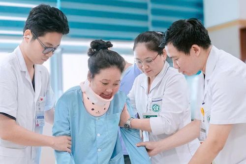 Bác sĩ Việt giúp người phụ nữ Lào tự đi lại sau 8 tháng bị liệt