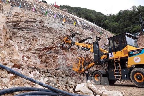 Cận cảnh những mũi khoan đầu tiên khai hầm Hoàng Liên