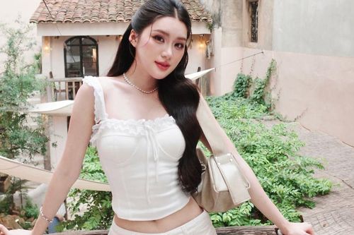 Phương Oanh diện áo hai dây corset khéo khoe vòng eo con kiến