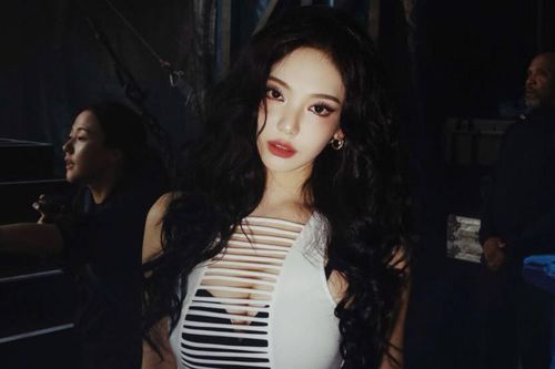 Ningning (aespa) gây sốt với trang phục cắt xẻ táo bạo