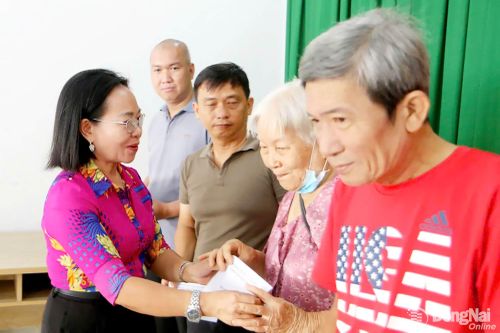 Tặng 228 phần quà cho nạn nhân chất độc da cam