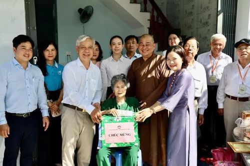 Chùa Sắc tứ Khải Đoan (tỉnh Đắk Lắk) tặng nhà Đại đoàn kết đến hộ nghèo tại phường Tuy Hòa