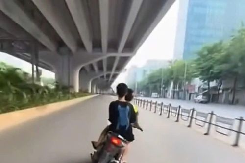 Hai thiếu niên liều lĩnh lạng lách xe máy giữa làn ô tô ở Hà Nội