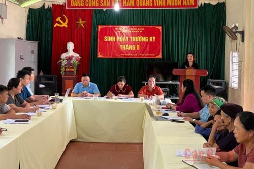Hiệu trưởng Trường Chính trị Hoàng Đình Giong Nguyễn Ngọc Thư dự sinh hoạt Chi bộ xóm Khuổi Rỳ, xã Bạch Đằng
