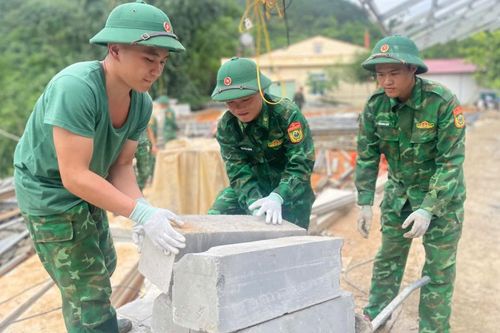 480 lượt cán bộ, chiến sĩ biên phòng tham gia xây dựng điểm Trường Mầm non Cốc Pàng