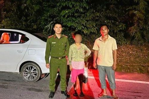 Nhớ bố, bé gái 10 tuổi một mình rời nhà đi tìm, may mắn được công an phát hiện trong đêm