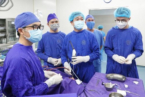 Tưởng cận thị và nóng trong, bé gái suýt mất thị lực vì khối u hiếm