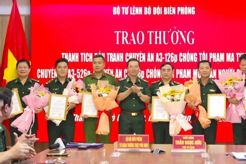 Trao thưởng các đơn vị lập công xuất sắc chống tội phạm trên tuyến biên giới Việt Nam-Campuchia
