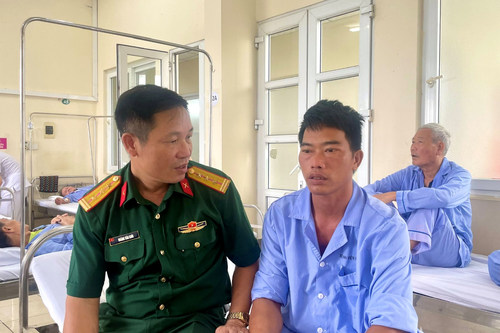 Thượng tá QNCN Hoàng Văn Khôi cứu dân trong lúc nguy kịch