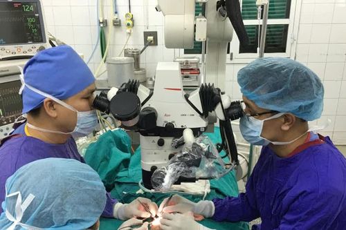 10 giờ vi phẫu nối lại toàn bộ da đầu cho bé gái 2 tuổi sau tai nạn