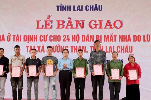 Lai Châu bàn giao 24 căn nhà tái định cư cho người dân vùng lũ Mường Than