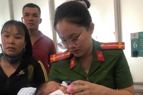 Người nhặt phế liệu bất ngờ thấy bé gái 2 tháng tuổi trong giỏ nhựa ven đường