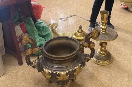 Bắt giữ người phụ nữ trộm lư hương tại đền thờ liệt sĩ ở Yên Tử