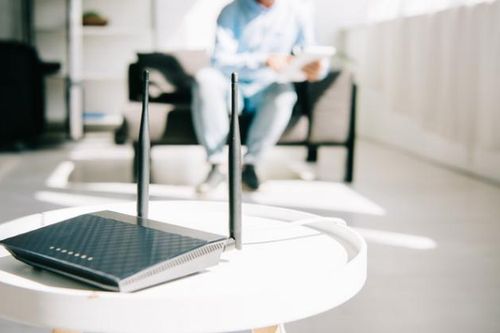 Vì sao tuyệt đối không nên đặt cục Wi-Fi dưới sàn nhà?