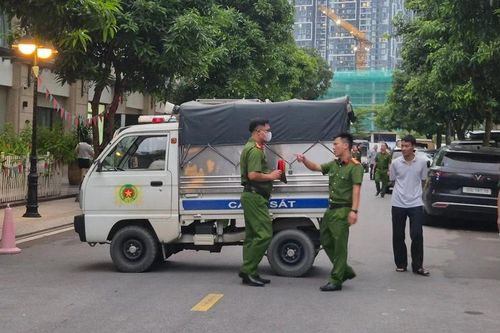 Cảnh sát xuất hiện tại nhà Huấn 'Hoa Hồng', gần 20h chưa rời đi