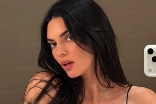 Kendall Jenner 'hồi sinh' xu hướng váy mùa hè bị chê lỗi thời