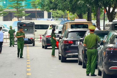 Công an khám xét nơi ở của Huấn 'Hoa Hồng'