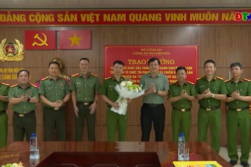 Khen thưởng các lực lượng tham gia đấu tranh bóc gỡ thành công 2 tổ chức tội phạm xuyên quốc gia