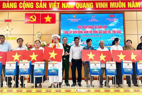 Cảnh sát biển đồng hành với đồng bào dân tộc, tôn giáo xã Phước Dinh