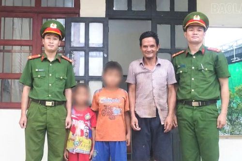 Lào Cai: Công an xã A Mú Sung kịp thời hỗ trợ 02 cháu nhỏ đi lạc trở về gia đình an toàn
