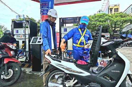 Giá xăng E10 giảm hơn 500 đồng/lít