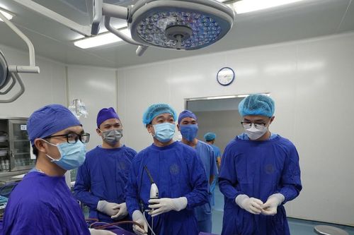 Tưởng cận thị, bệnh nhân phát hiện khối u hiếm đã xâm lấn nền sọ