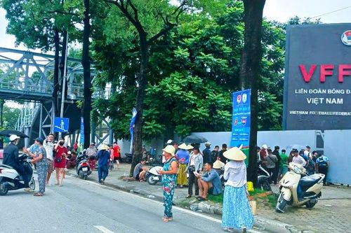 Vé trận Việt Nam - Campuchia hút khách: Hàng dài người chờ mua, giá vé 'cò' chênh tới 100.000 đồng