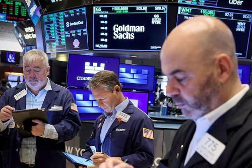 Phố Wall 'chia rẽ': Dow Jones lập đỉnh, Nasdaq hụt hơi