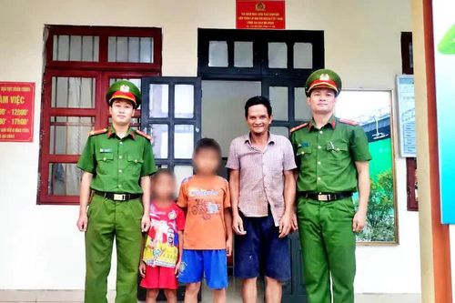 Công an xã A Mú Sung hỗ trợ 2 cháu nhỏ đi lạc trở về gia đình an toàn