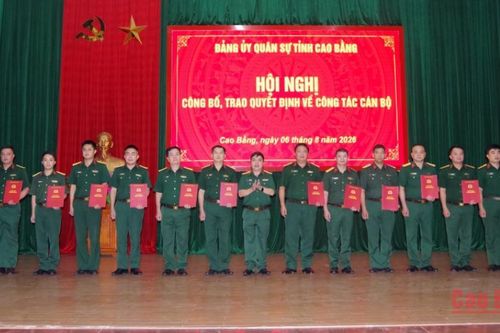 Đảng ủy Quân sự tỉnh công bố, trao quyết định điều động cán bộ