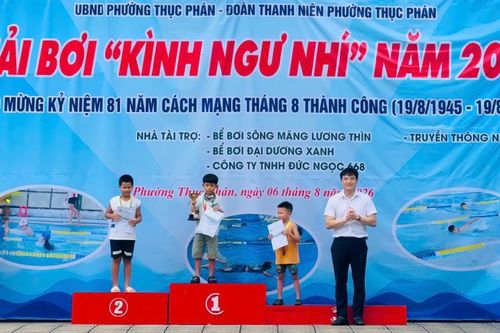 Giải bơi thiếu nhi 'Kình ngư nhí' phường Thục Phán
