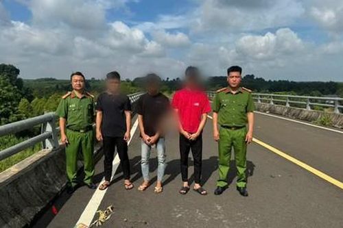 Xử lý nhóm thanh niên ném hạt chôm chôm xuống đường cao tốc gây nguy hiểm giao thông