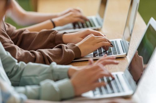 Giáo viên cài 'bẫy ẩn' trong bài thi, phát hiện gần như cả lớp dùng AI gian lận