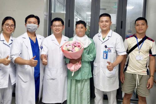 Ho ra hơn 2 lít máu rồi rơi vào suy hô hấp cấp, người bệnh ung thư được cứu sống trong gang tấc