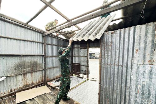Cà Mau: Ban CHQS xã Đất Mũi chung tay giúp người dân dựng xây mái ấm