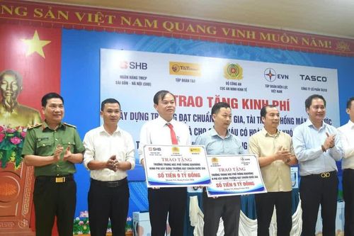 Trao 18 tỷ đồng hỗ trợ Trường THPT Đakrông xây dựng trường chuẩn quốc gia