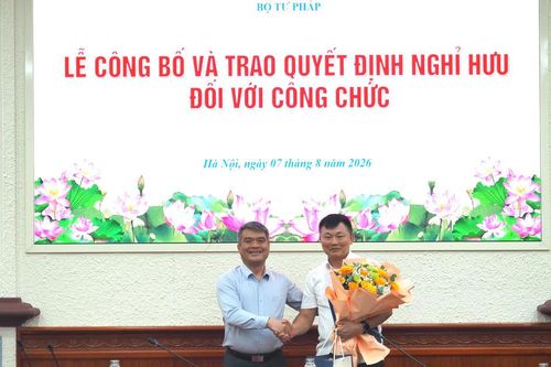 Bộ Tư pháp trao Quyết định nghỉ hưu cho công chức