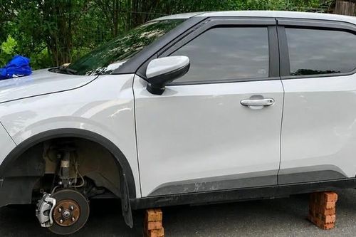 Ô tô bị tháo trộm 2 bánh trong đêm tại khu đô thị ở Hà Nội