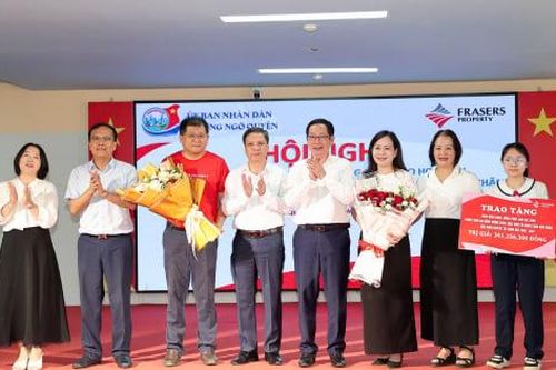 Hải Phòng trao tặng sách giáo khoa và đồng phục cho học sinh trước năm học mới
