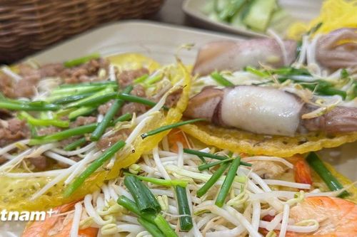 Bánh xèo tôm nhảy - món ăn phải thử khi đến Quy Nhơn