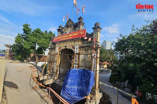 Bảo tồn cổng làng Nhật Tảo hơn 100 năm tuổi bằng kỹ thuật nâng nguyên khối