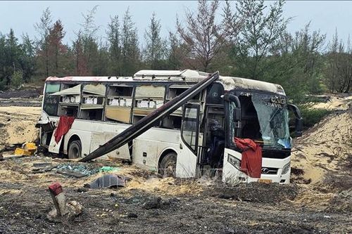 Xe khách lao xuống hố sâu bên đường, 18 hành khách thoát nạn