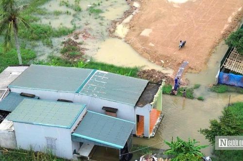 Mưa lớn, nhiều hộ dân trong vùng dự án khu đô thị phải lội nước vào nhà