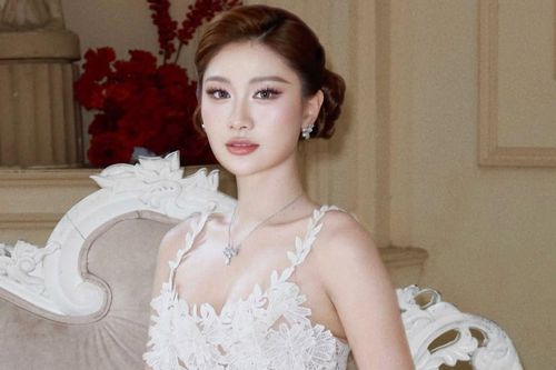 Ngẩn ngơ với nhan sắc quyến rũ của Phương Linh