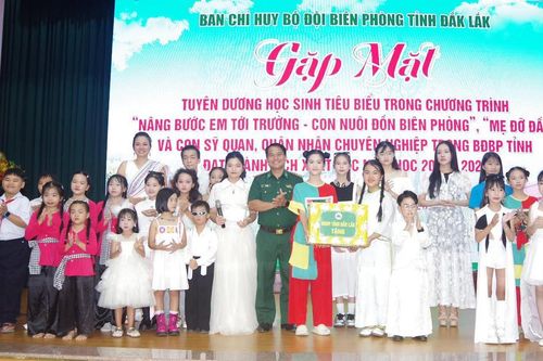 Đắk Lắk: Bộ đội Biên phòng khen thưởng 296 học sinh tiêu biểu trước thềm năm học mới