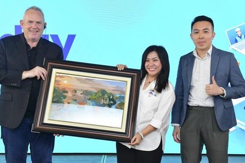 Phía sau bức tranh 'Vịnh Hạ Long' được đối tác tặng cho Coteccons