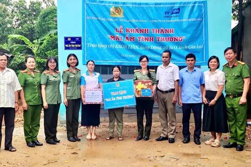 Trao tặng “Mái ấm tình thương” cho phụ nữ nghèo biên giới Ia O